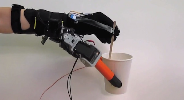 MIT-robot lägger till två extra fingrar till mänsklig hand
